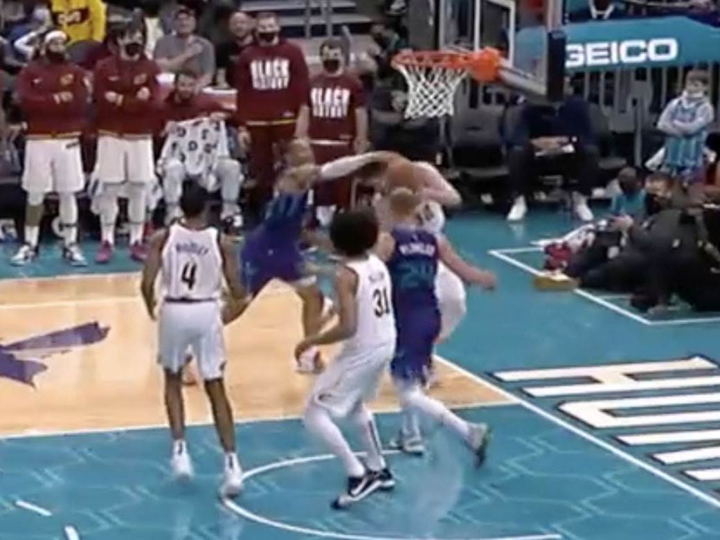 Rozir promašio trojku sudije priznale koš u NBA