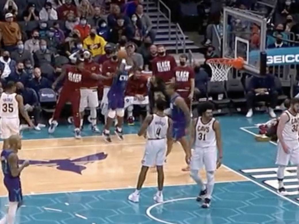 Rozir promašio trojku sudije priznale koš u NBA