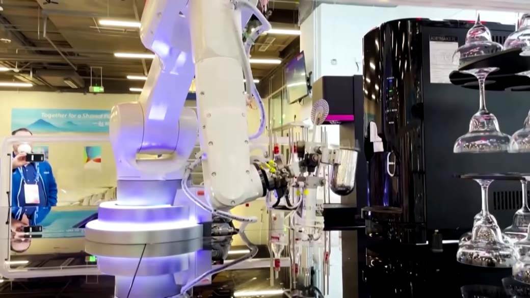 Robot služi na olimpijskim igrama Peking (3).jpg