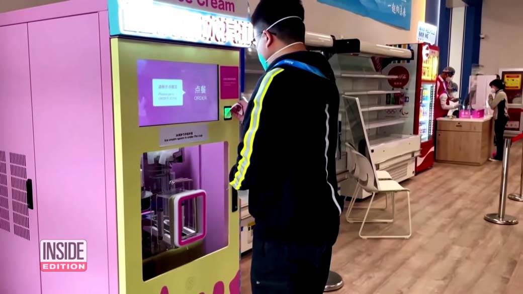 Robot služi na olimpijskim igrama Peking (6).jpg