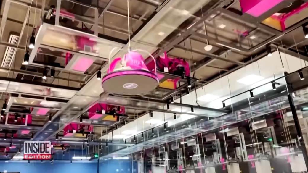 Robot služi na olimpijskim igrama Peking (7).jpg