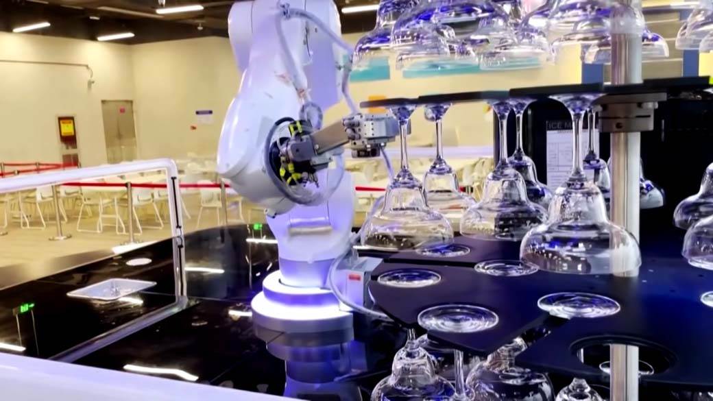 Robot služi na olimpijskim igrama Peking (10).jpg