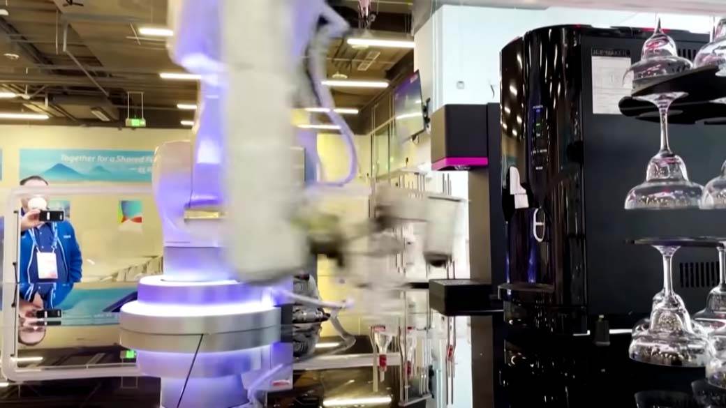 Robot služi na olimpijskim igrama Peking (11).jpg