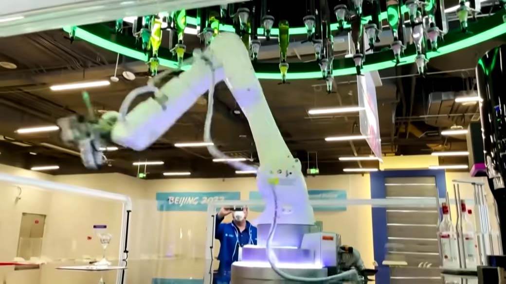 Robot služi na olimpijskim igrama Peking (12).jpg