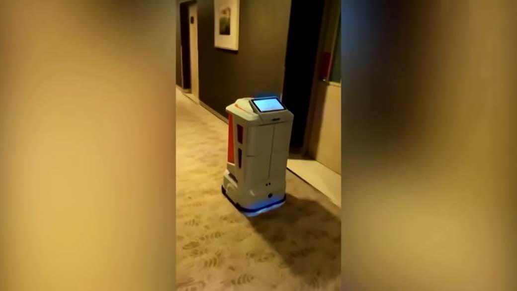 Robot služi na olimpijskim igrama Peking (13).jpg