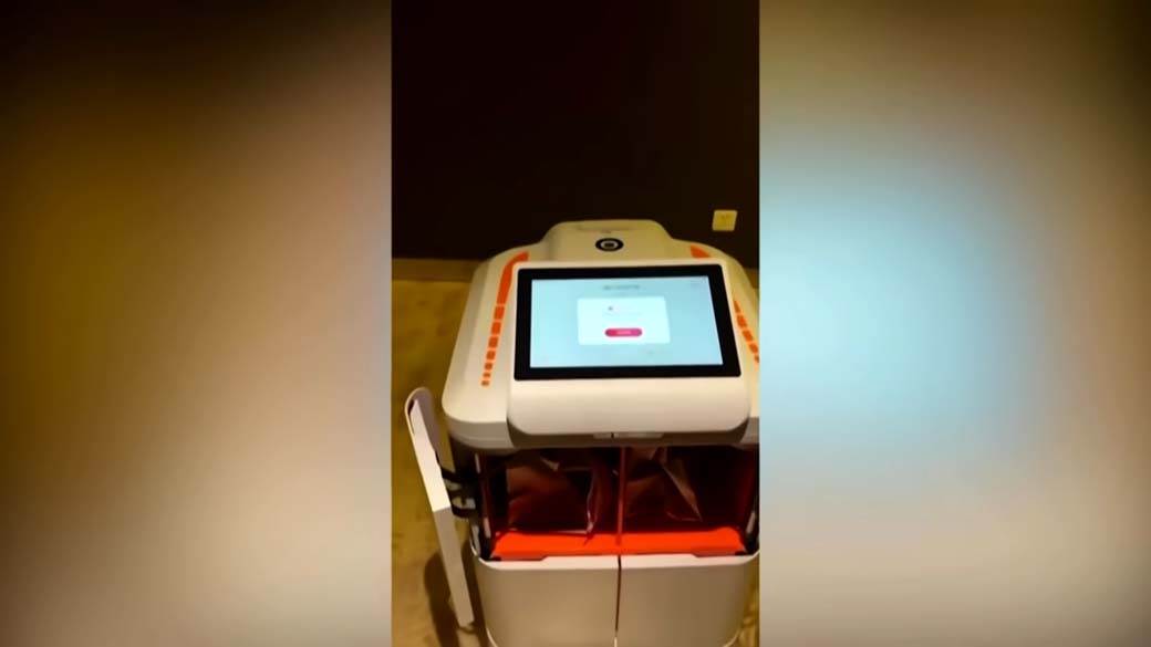 Robot služi na olimpijskim igrama Peking (14).jpg