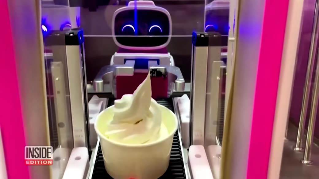 Robot služi na olimpijskim igrama Peking (15).jpg