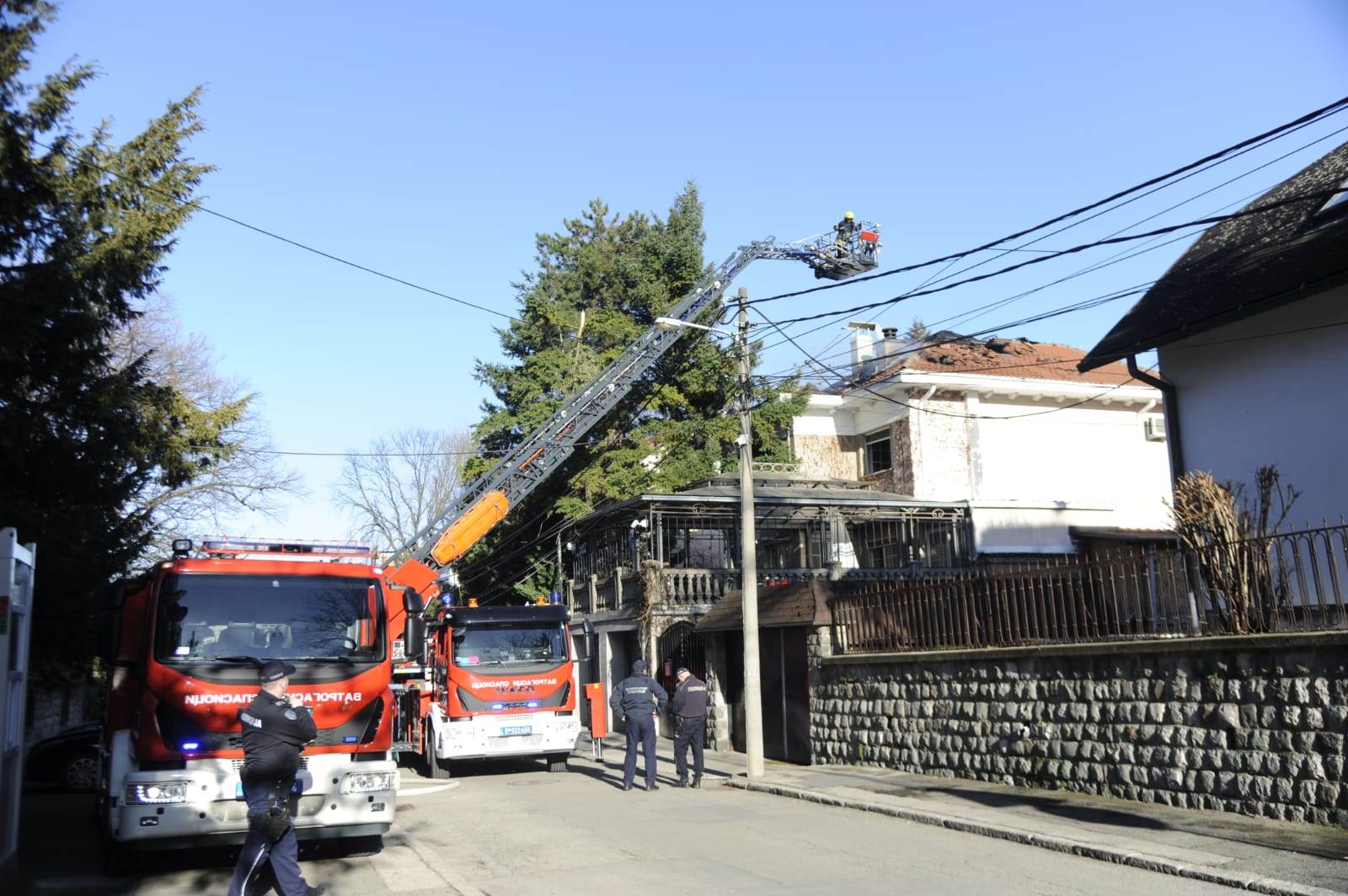Gori Hrvatska ambasada u Beogradu
