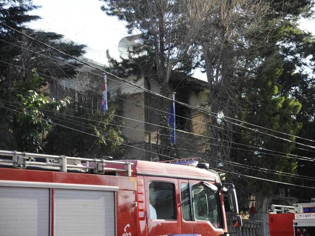 Gori Hrvatska ambasada u Beogradu