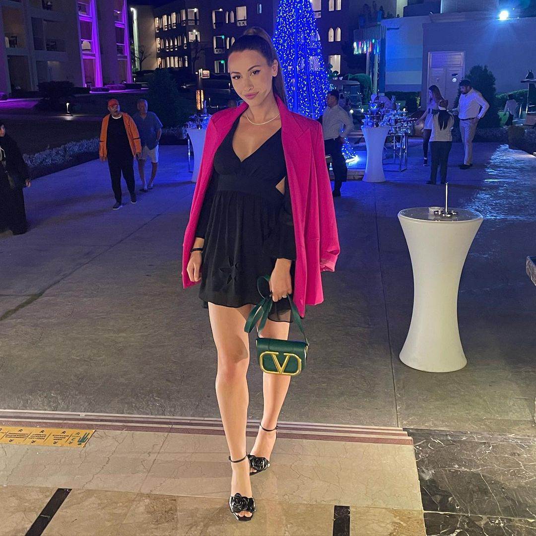 Artur Kabral gledao portparolku tokom konferencije