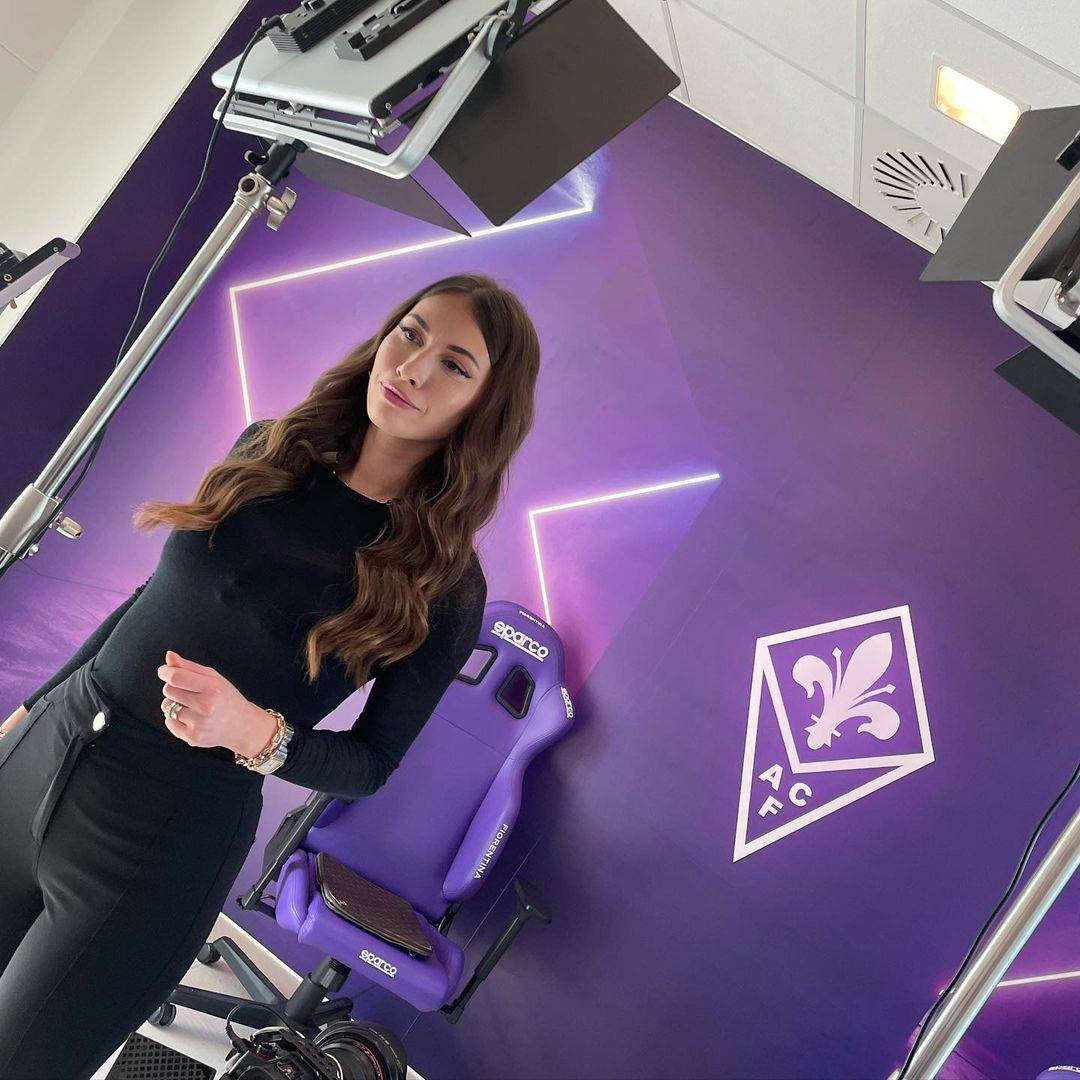 Artur Kabral gledao portparolku tokom konferencije