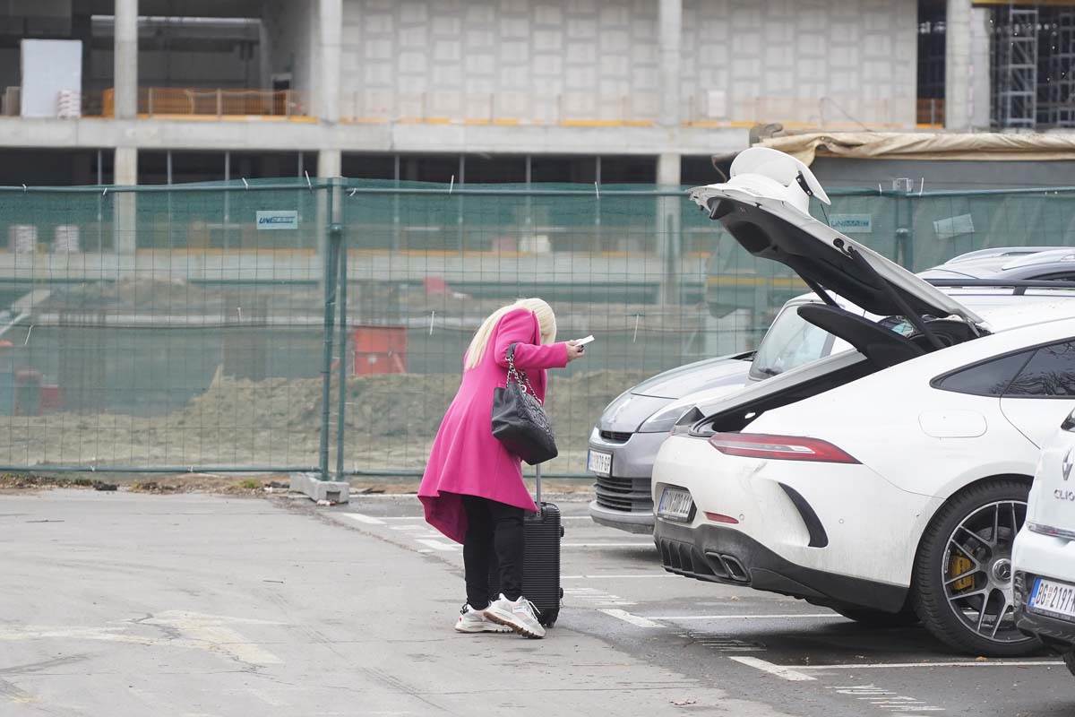 Dara Bubamara, Aerodrom, Dolazak u Beograd (5).jpg