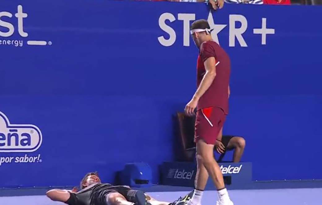 Stefan Kozlov se srušio na terenu 6.jpg