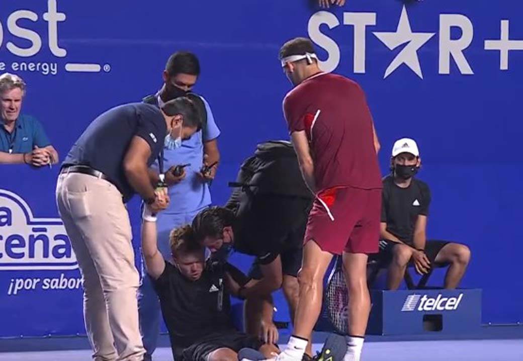 Stefan Kozlov se srušio na terenu 8.jpg