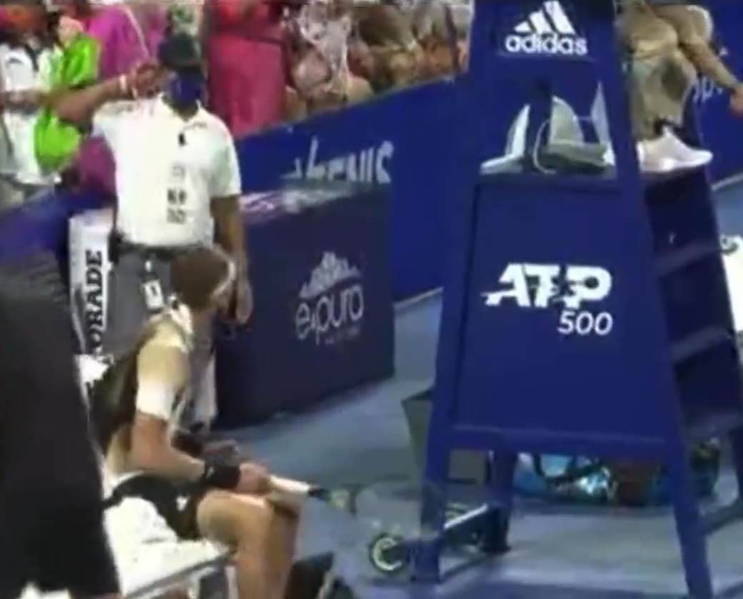 zverev udara sudiju reketom (5).jpg