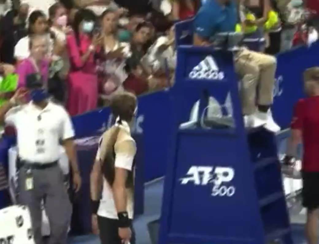 zverev udara sudiju reketom (6).jpg