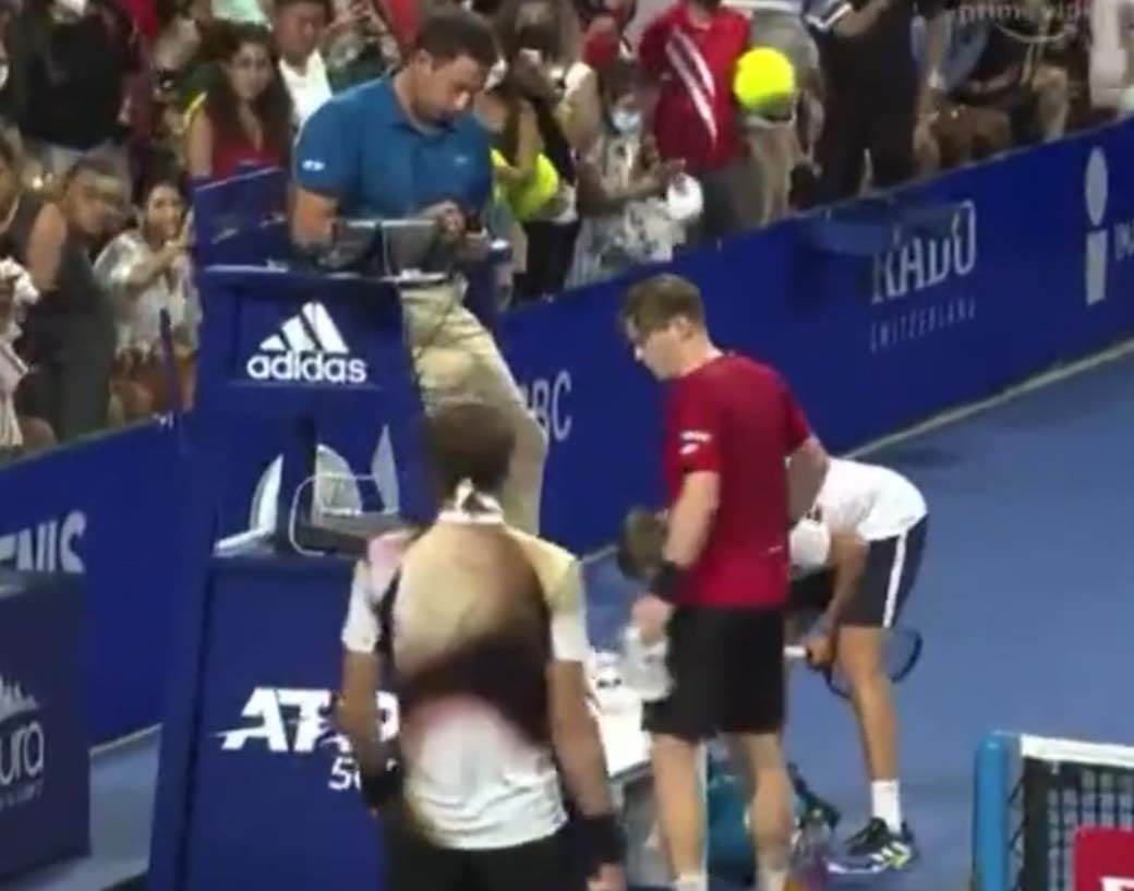 zverev udara sudiju reketom (7).jpg