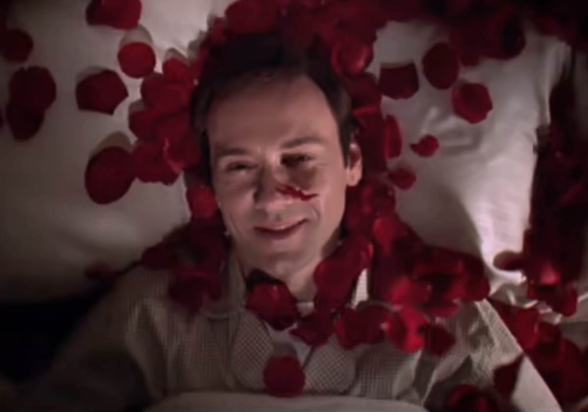 Kevin Spejsi u sceni sa ružinim laticima film Američka lepota