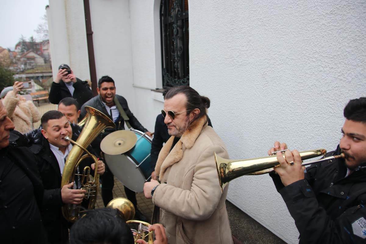 aca lukas stigao na vencanje sinu u pratnji trubaca (11).jpg