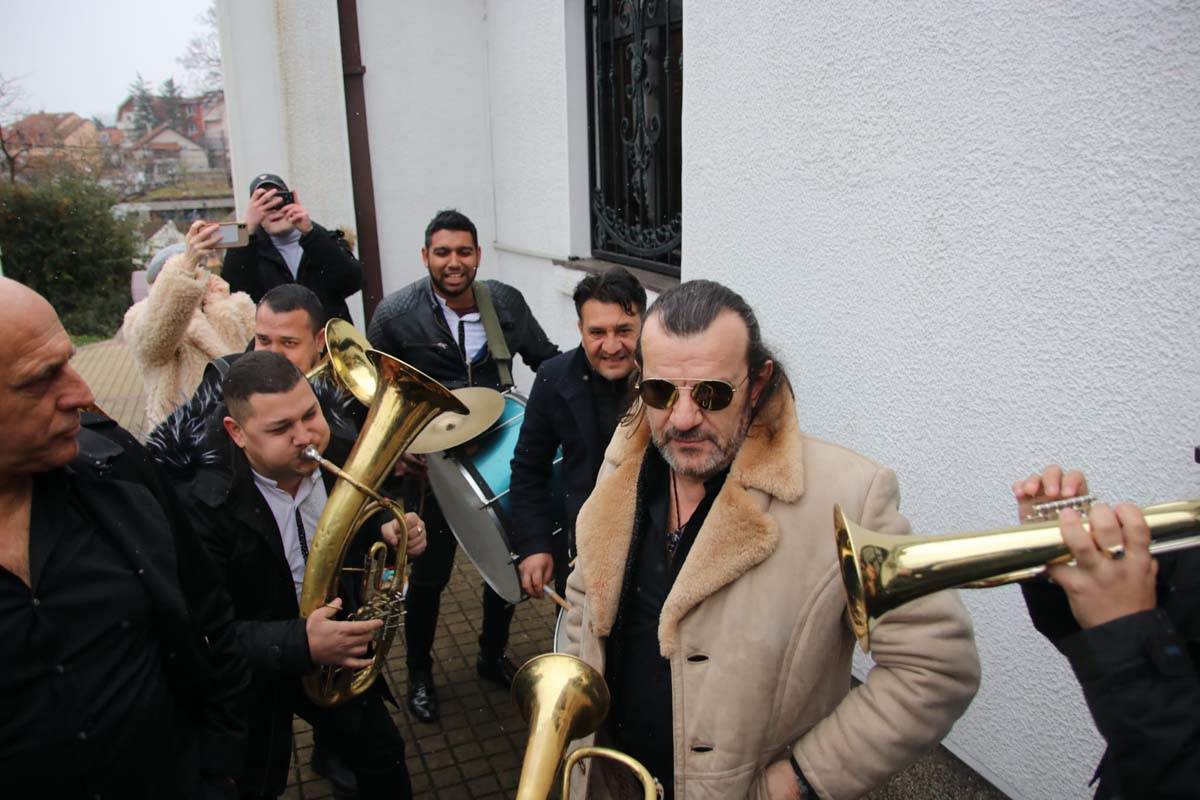 aca lukas stigao na vencanje sinu u pratnji trubaca (13).jpg