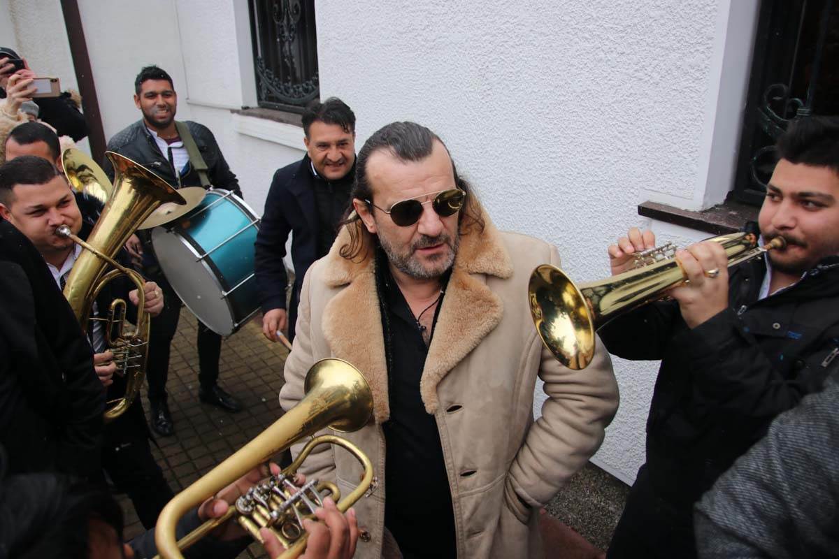 aca lukas stigao na vencanje sinu u pratnji trubaca (14).jpg