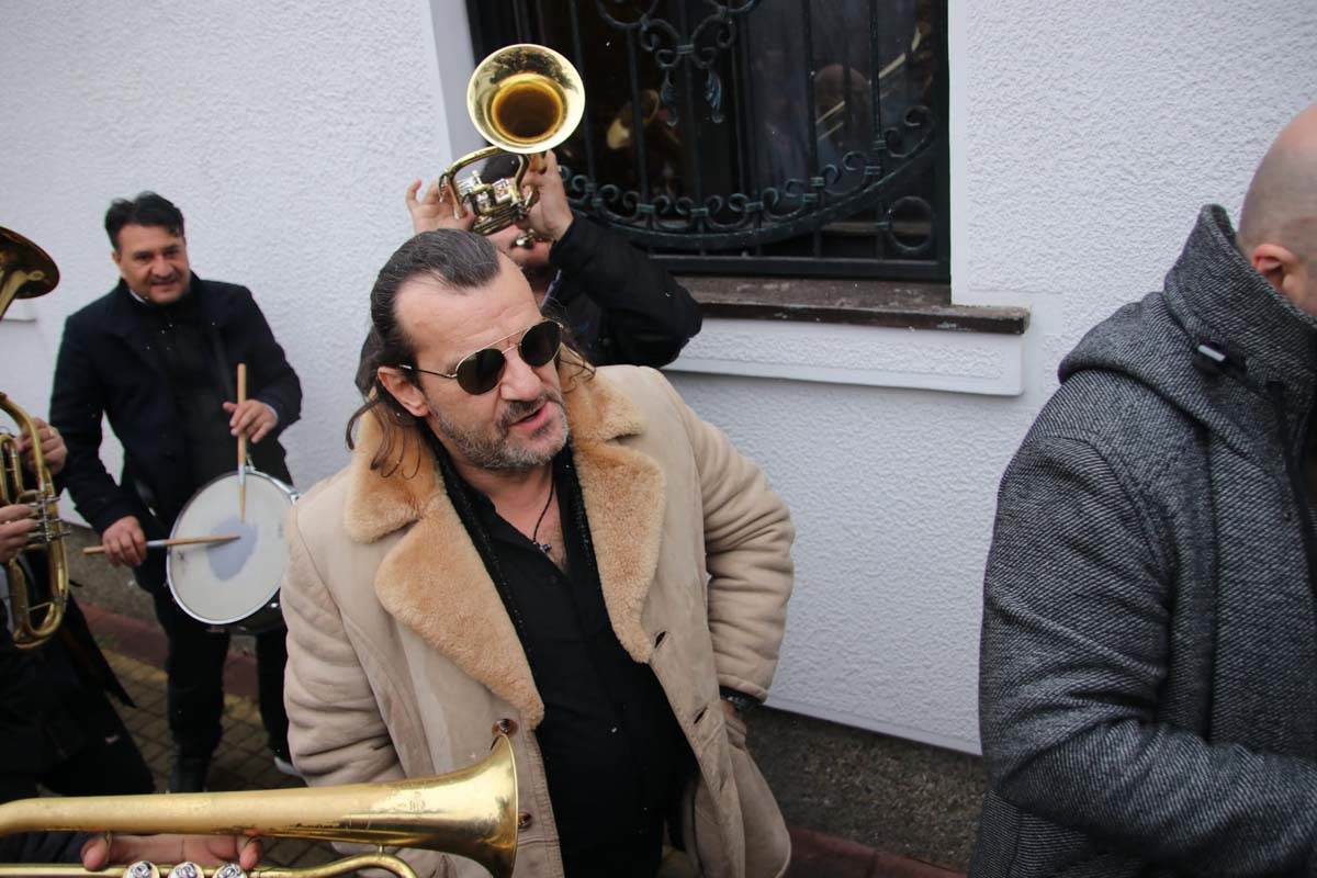 aca lukas stigao na vencanje sinu u pratnji trubaca (16).jpg