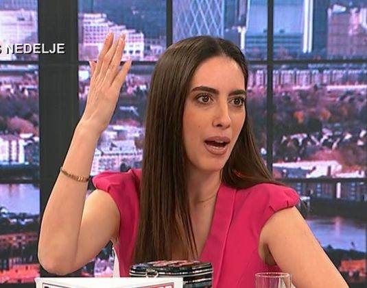 Marija Egelja u korsetu i farmericama