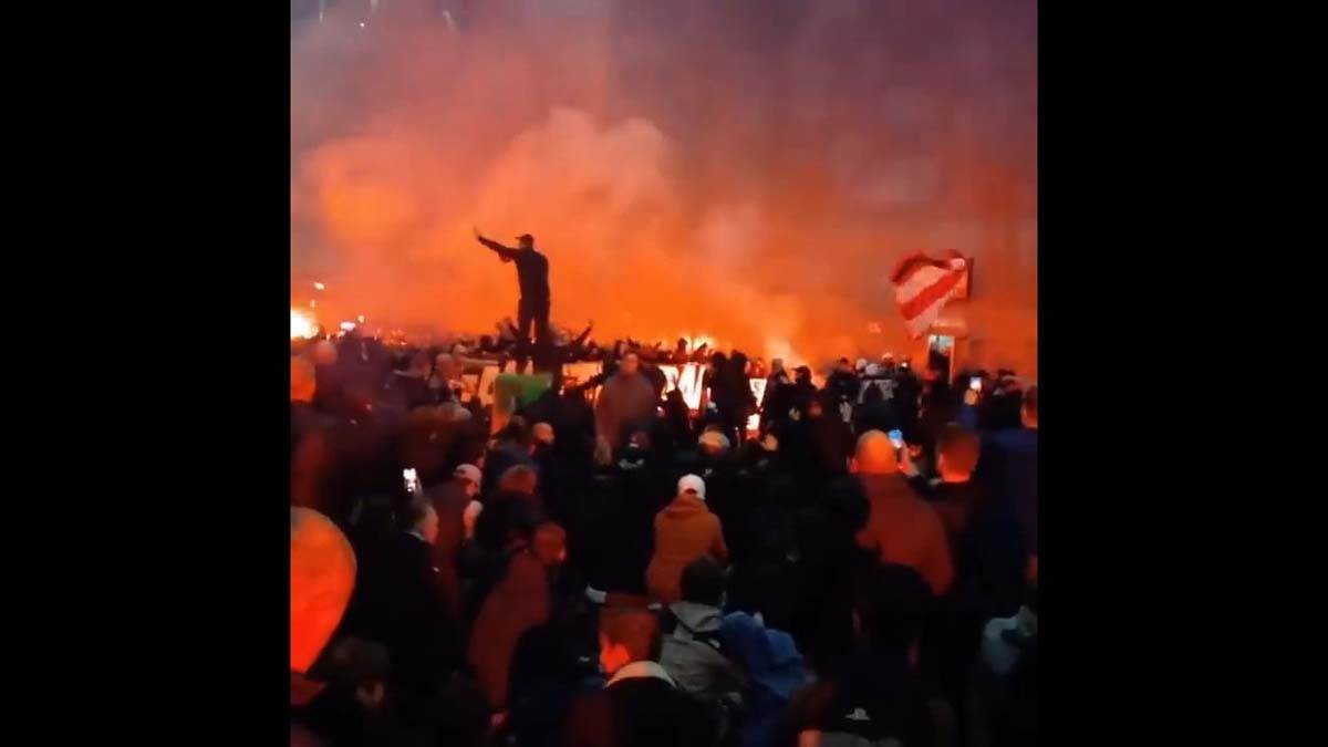 Navijači Ajaksa spektakl pred Ligu šampiona video