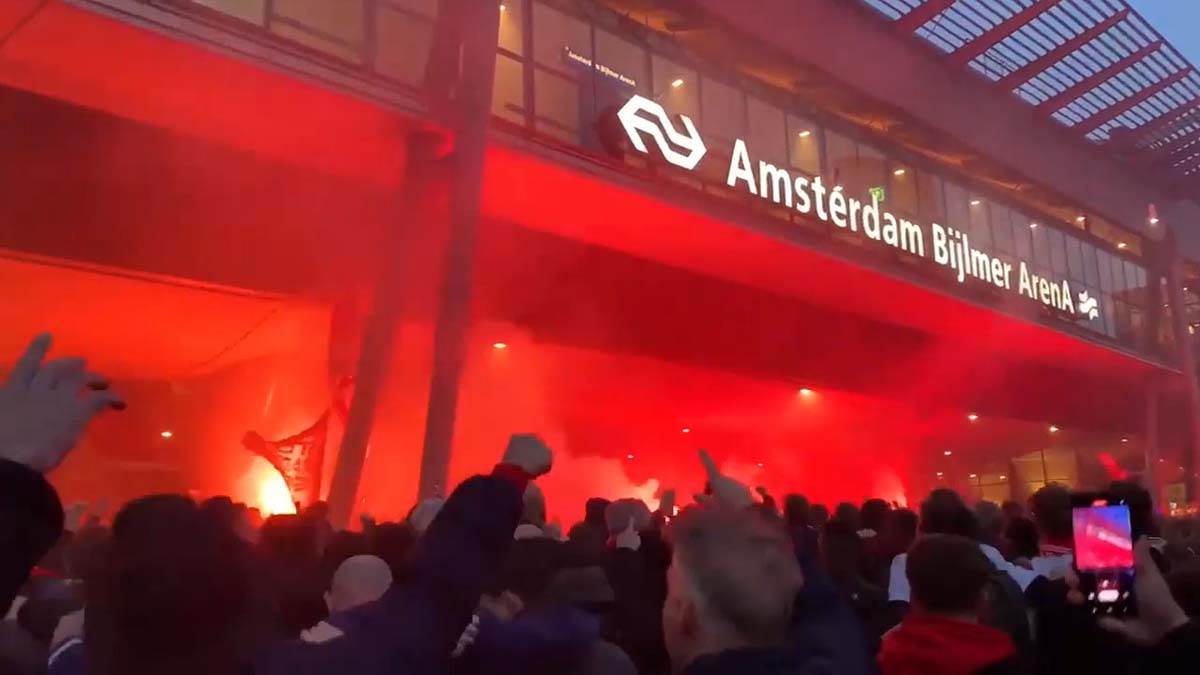Navijači Ajaksa spektakl pred Ligu šampiona video
