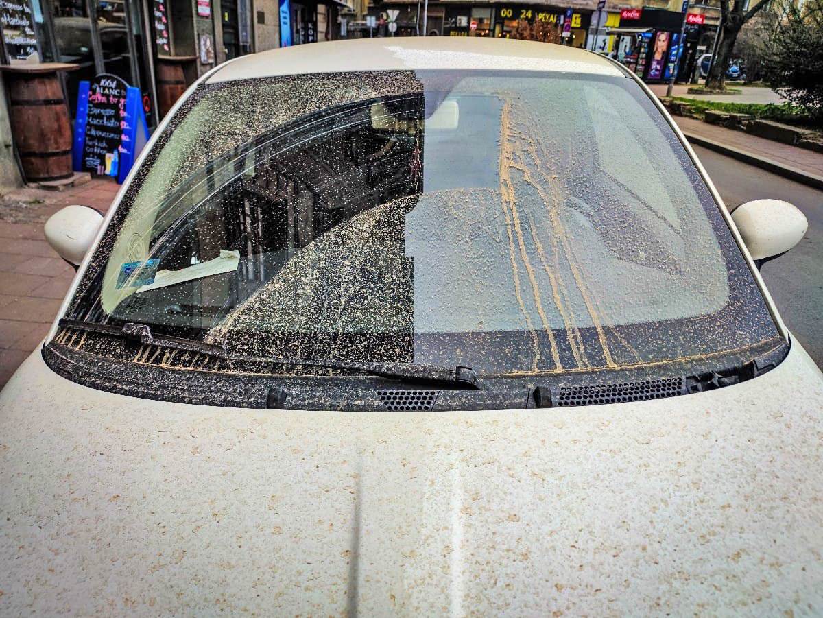 Žuta kiša isprljala automobile