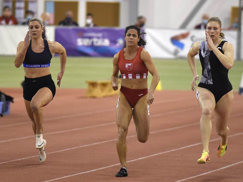 Milana Tirnanić (u dresu Zvezde)