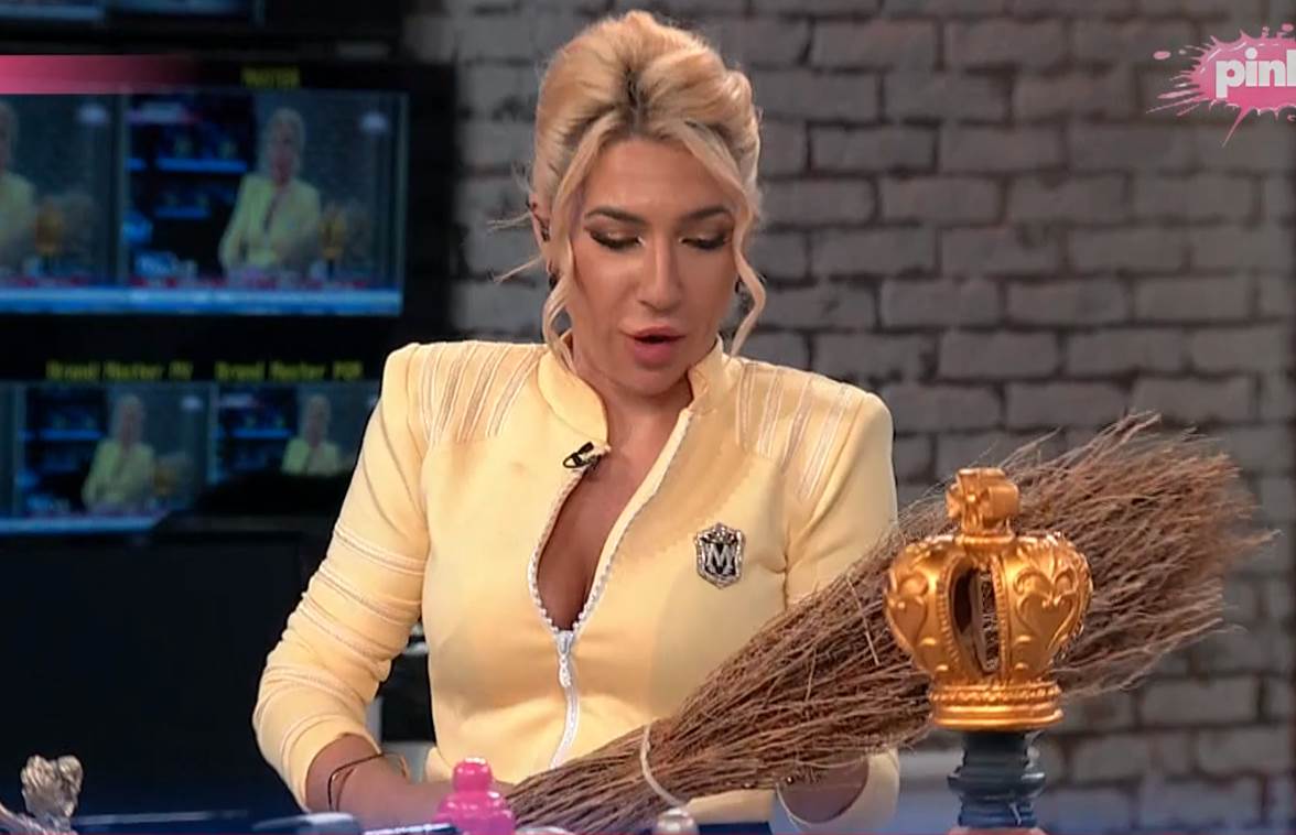 Jovana Jeremić s metlom u studiju