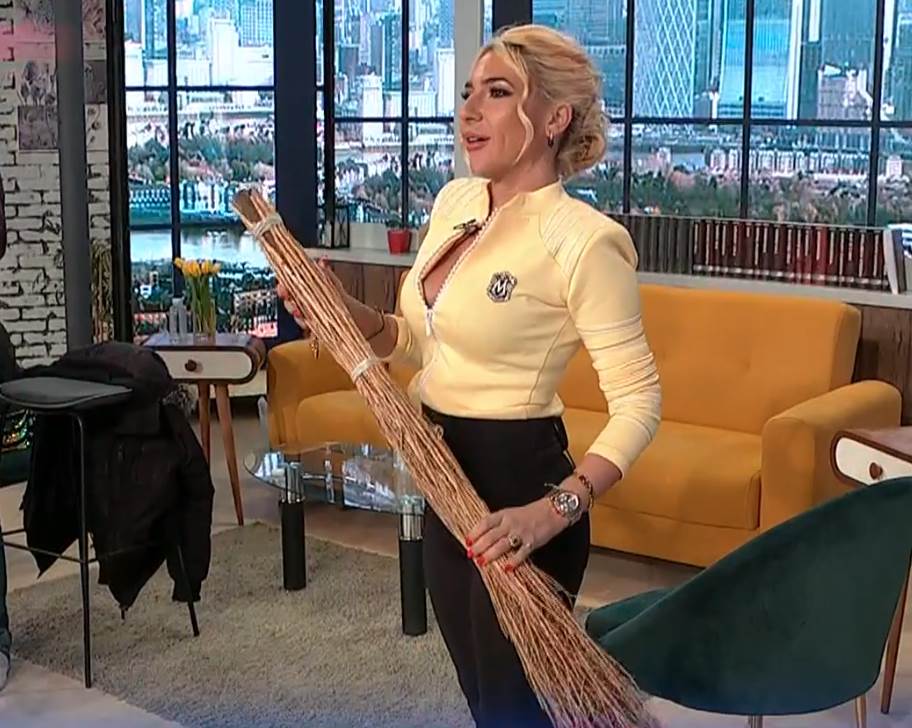 Jovana Jeremić s metlom u studiju