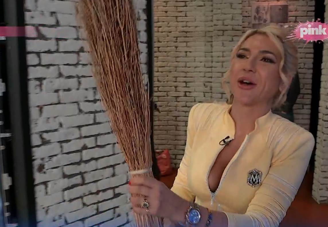 Jovana Jeremić s metlom u studiju