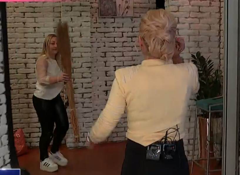 Jovana Jeremić s metlom u studiju