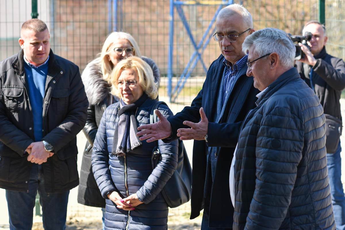 Gradonačelnik Bakić: Rešili smo višedecenijski problem građana MZ „Gat“ 