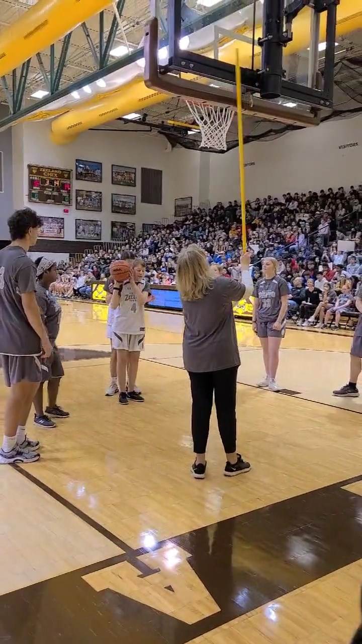 Slepa devojčica izvodi slobodno bacanje (3).jpg