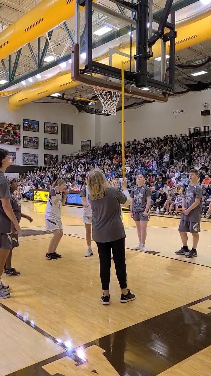 Slepa devojčica izvodi slobodno bacanje (6).jpg