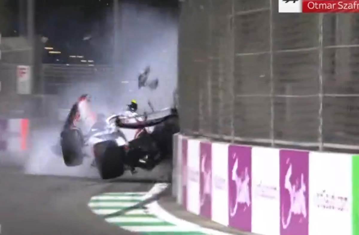 Mika Šumahera izvlače iz vozila