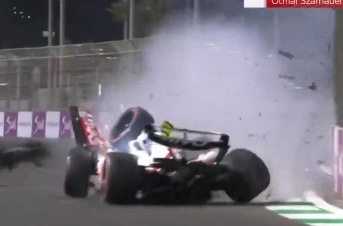 Mika Šumahera izvlače iz vozila