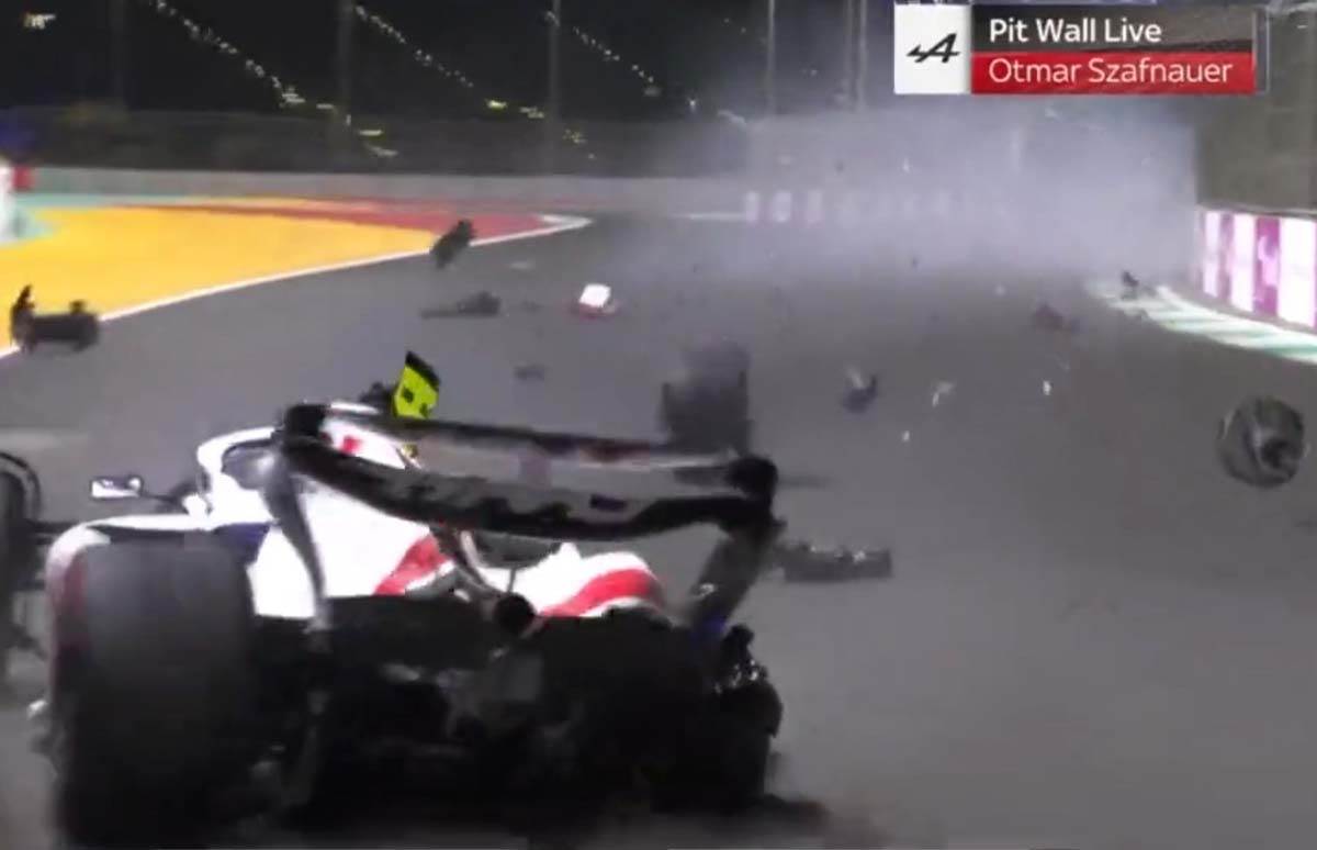 Mika Šumahera izvlače iz vozila