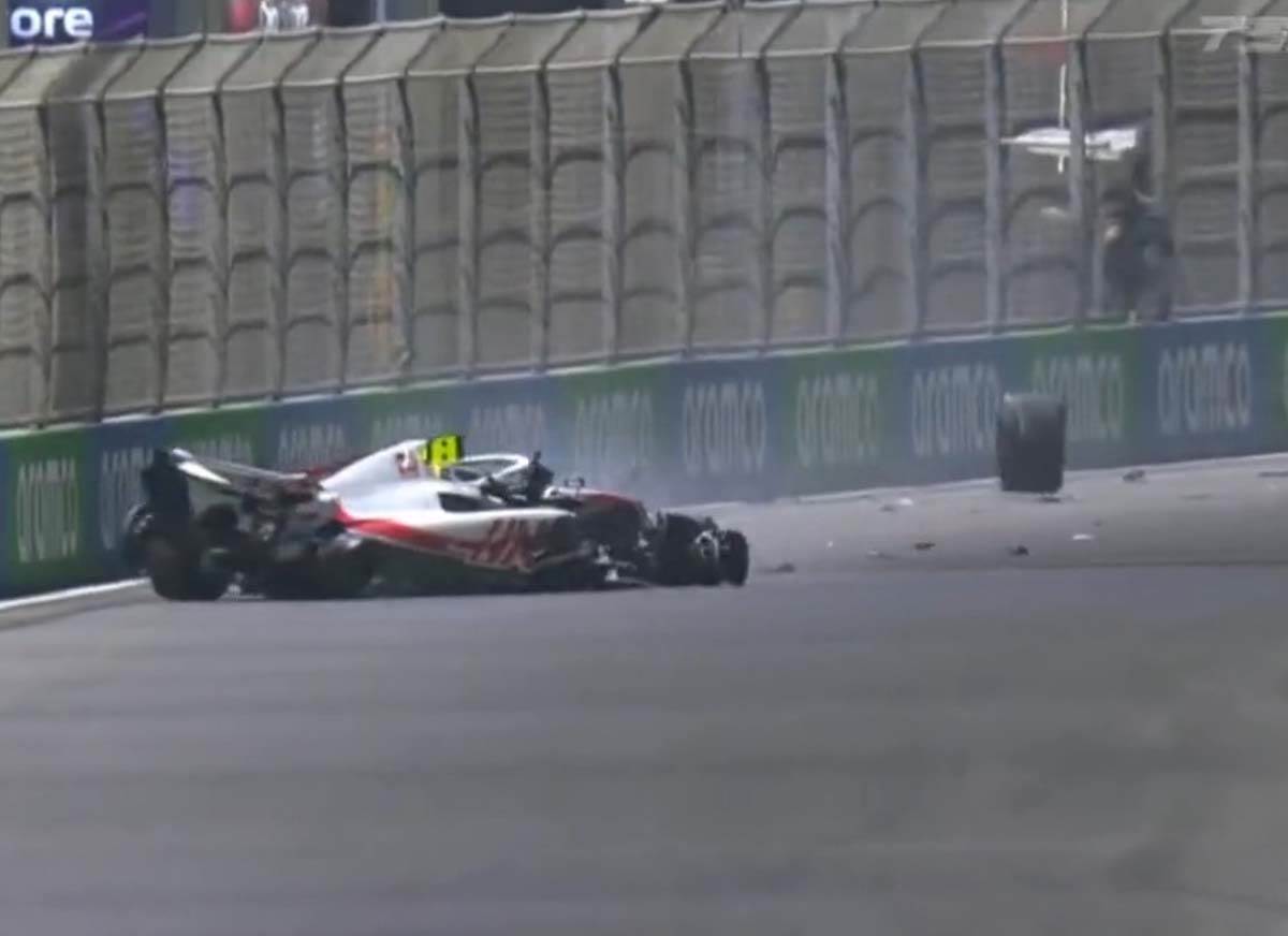 Mika Šumahera izvlače iz vozila