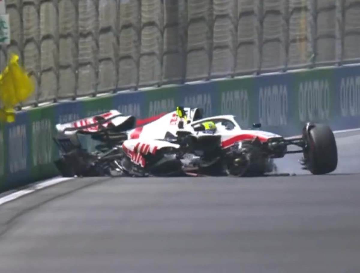 Mika Šumahera izvlače iz vozila