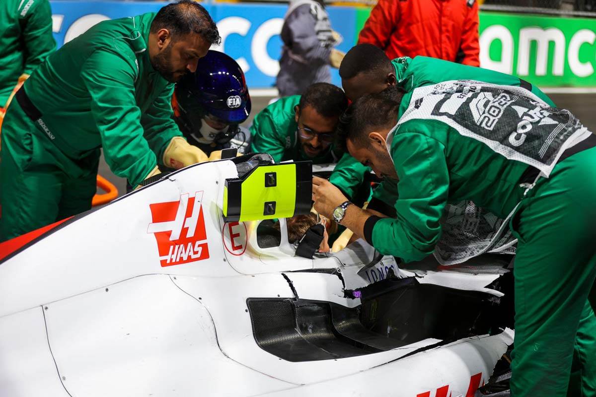 Mika Šumahera izvlače iz vozila