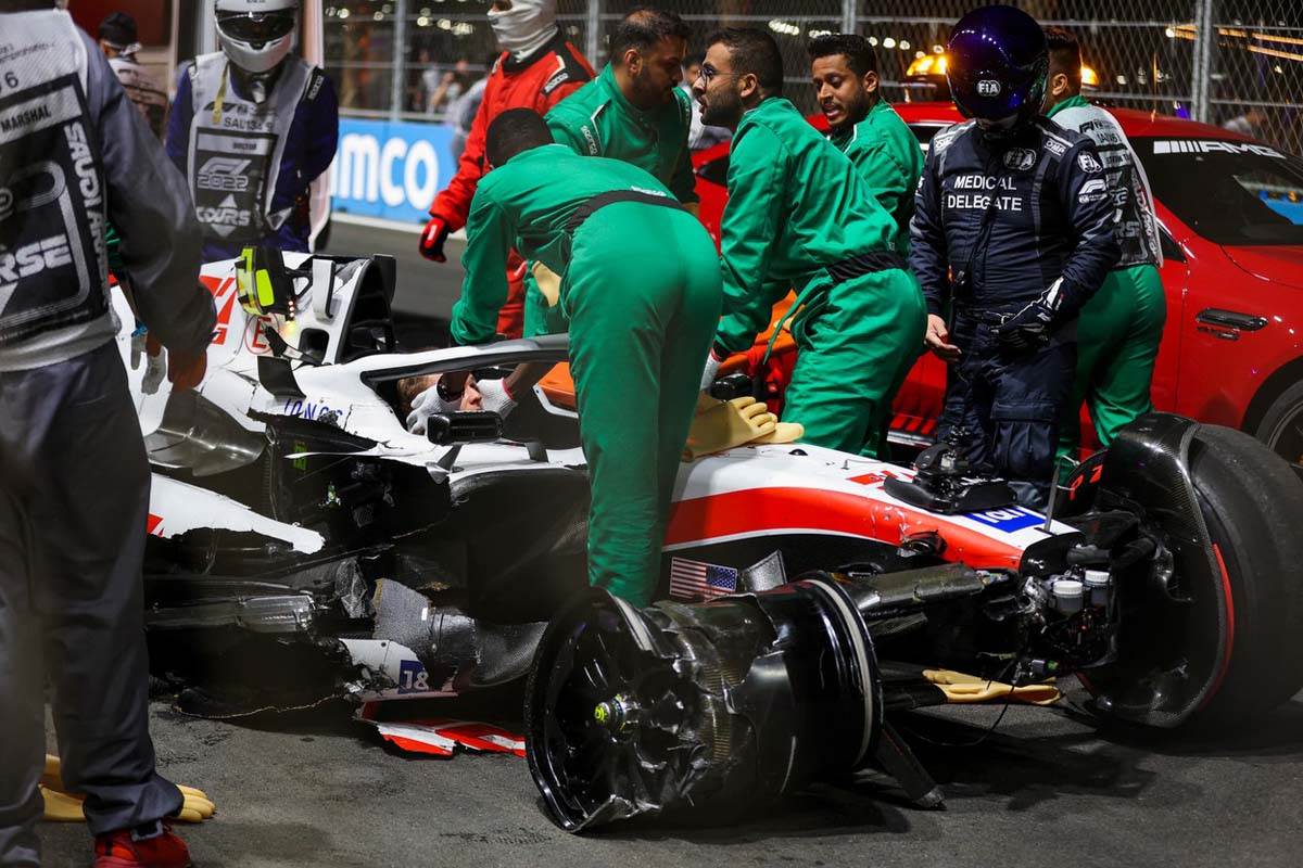 Mika Šumahera izvlače iz vozila