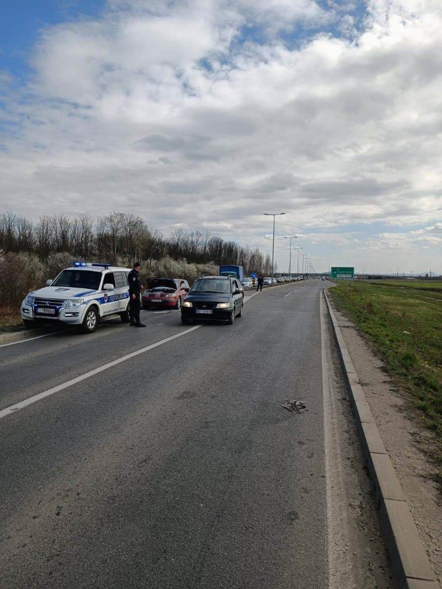 Zapalio se automobil na Zrenjaninskom putu