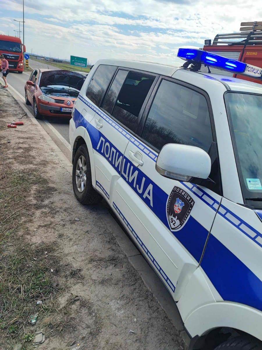 Zapalio se automobil na Zrenjaninskom putu
