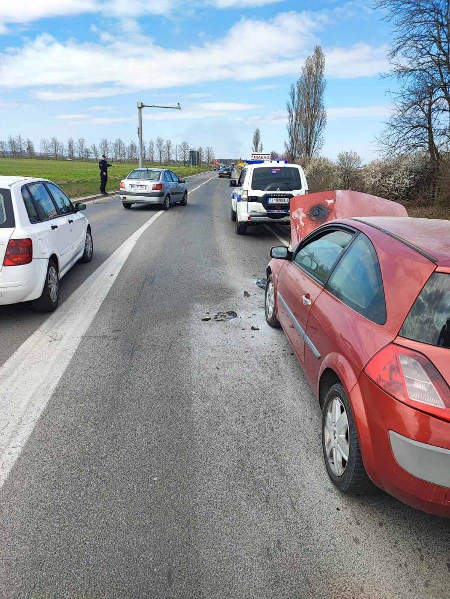 Zapalio se automobil na Zrenjaninskom putu
