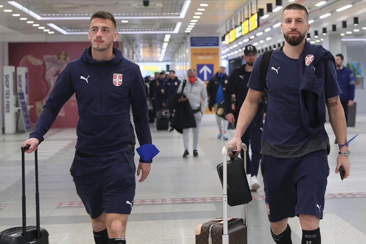 Fudbalska reprezentacija Srbije Danska aerodrom (4).jpg