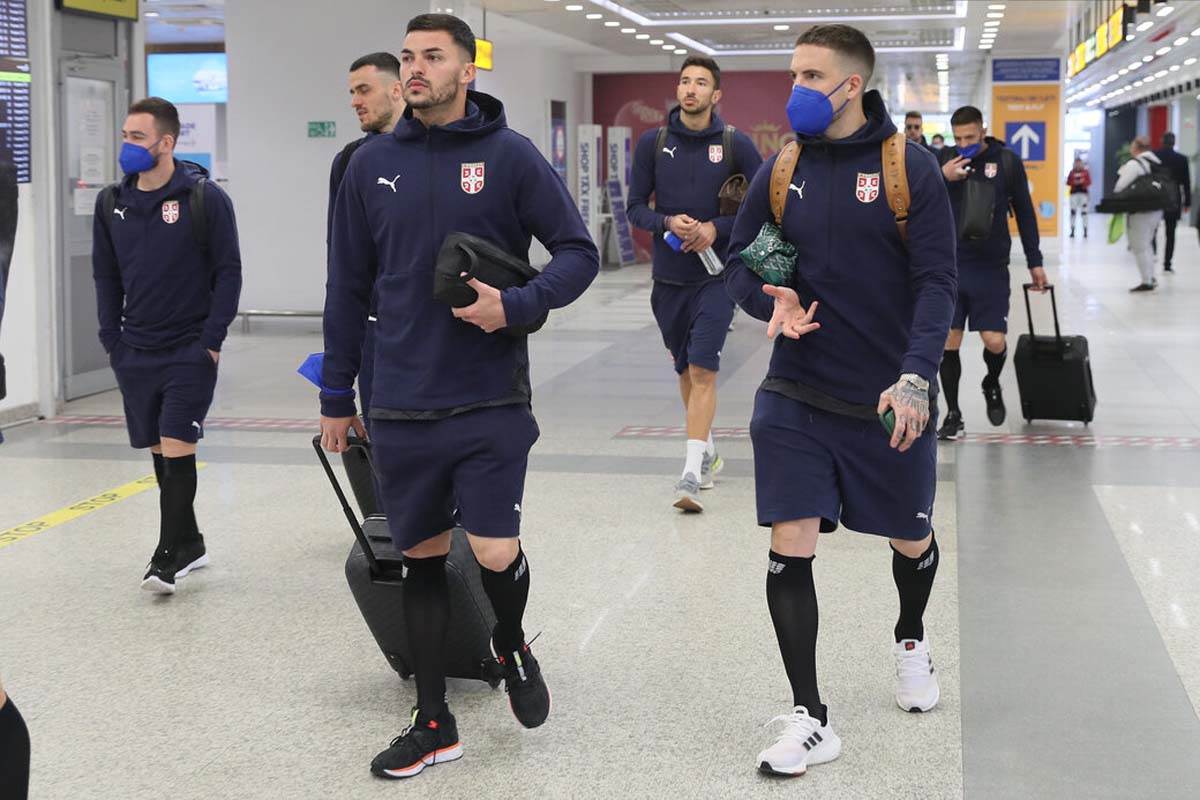 Fudbalska reprezentacija Srbije Danska aerodrom (6).jpg